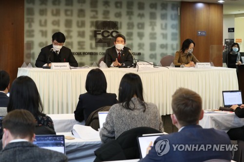懇談会で記者の質問に答える李氏（中央、統一部提供）＝３日、ソウル（聯合ニュース）≪転載・転用禁止≫