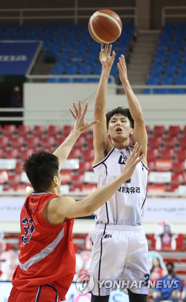 01st Apr, 2021. Song Kyu-chang in action Jeonju KCC Egis' Song Kyu-chang  passes the ball during a Korean Basketball League game against the Seoul  Samsung Thunders at Jeonju Gymnasium in Jeonju, North