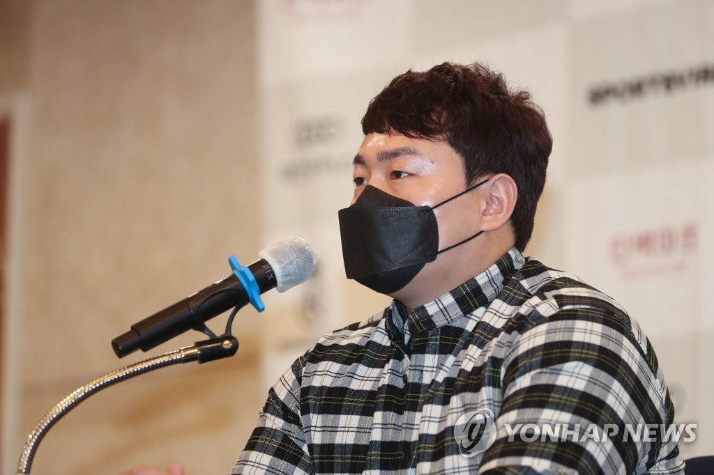 Choi Ji-man of the Tampa Bay Rays speaks during his press conference at a Seoul hotel on Feb. 5, 2021. (Yonhap)