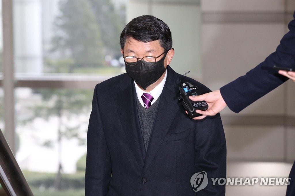 Kim Suk-kyoon, the former chief of the Korea Coast Guard, arrives at Seoul Central District Court on Feb. 15, 2021, to attend a sentencing hearing on his alleged mismanagement of the sinking of the Sewol ferry in 2014, which resulted in over 300 casualties. (Yonhap) 