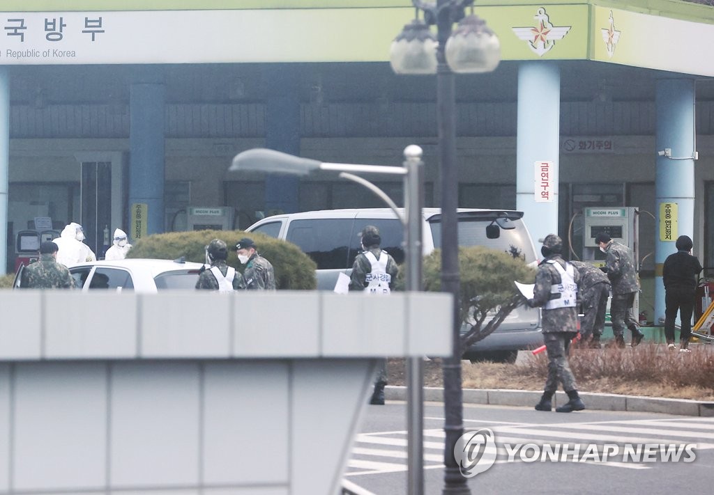 COVID-19 tests are made at a drive-thru testing station at the defense ministry in Seoul on Feb. 16, 2021, as the first case at the Joint Chiefs of Staff was reported earlier in the day. (Yonhap)