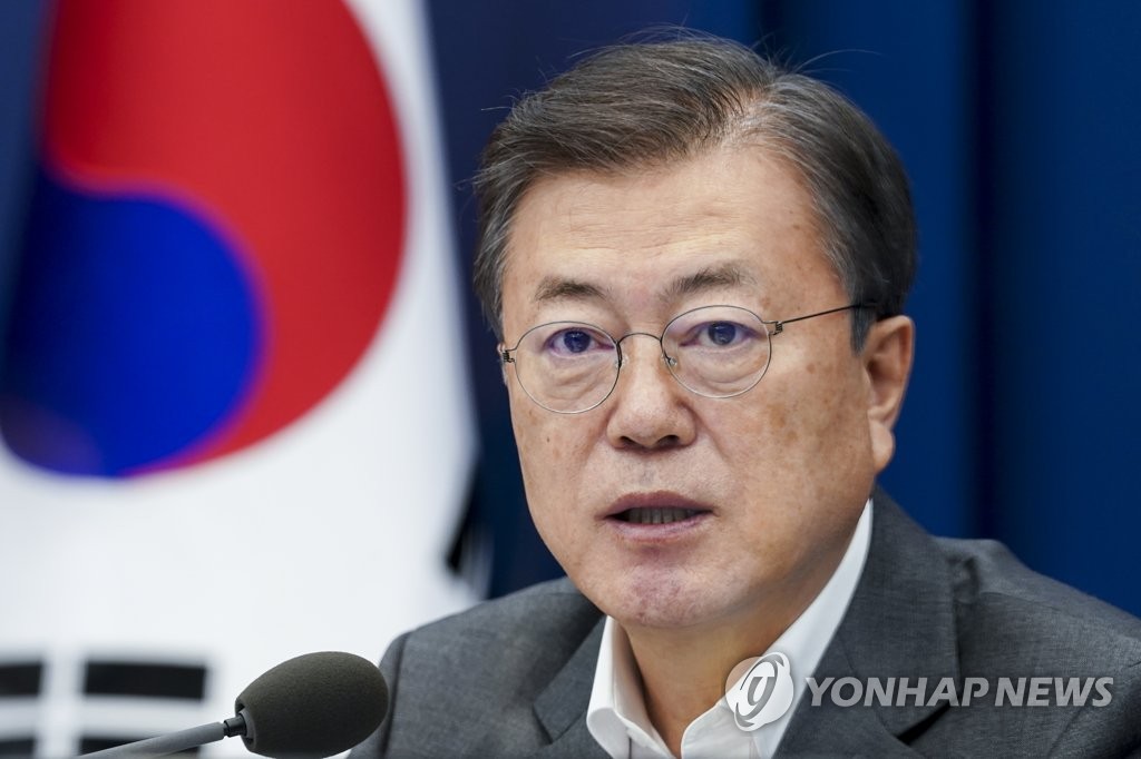 President Moon Jae-in holds a weekly meeting with his senior secretaries at Cheong Wa Dae in Seoul on Feb. 22, 2021. (Yonhap)