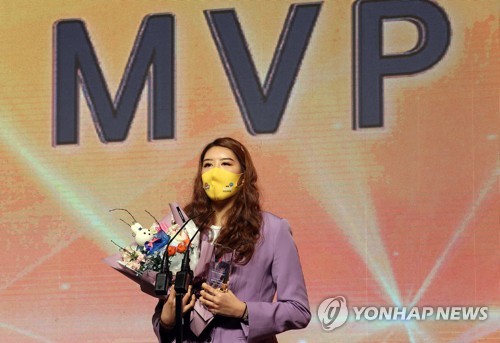 여자농구 정규리그 MVP에 KB 박지수…역대 최초 7관왕(종합2보)