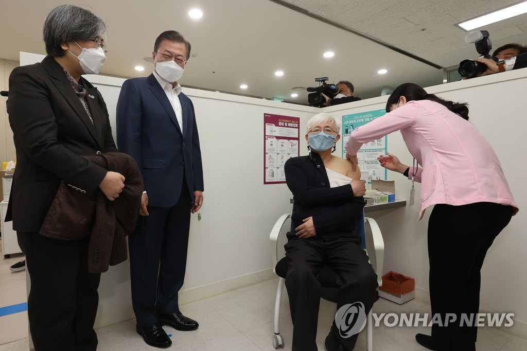 韓国で新型コロナワクチンの接種開始　文大統領が視察