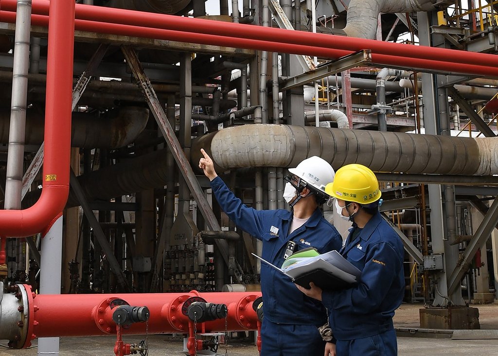 Employees of S-Oil check a petrochemical factory, in this photo provided by the South Korean refiner on March 10, 2021. (PHOTO NOT FOR SALE) (Yonhap)