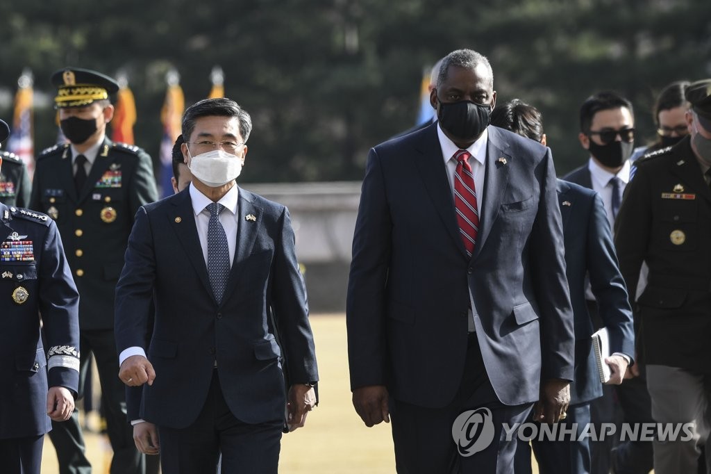 Esta foto, tomada el 17 de marzo de 2021, muestra al ministro de Defensa surcoreano, Suh Wook (izda.), y al secretario de Defensa de Estados Unidos, Lloyd Austin, en la sede del Ministerio de Defensa en Seúl. (Foto del cuerpo de prensa. Prohibida su reventa y archivo)