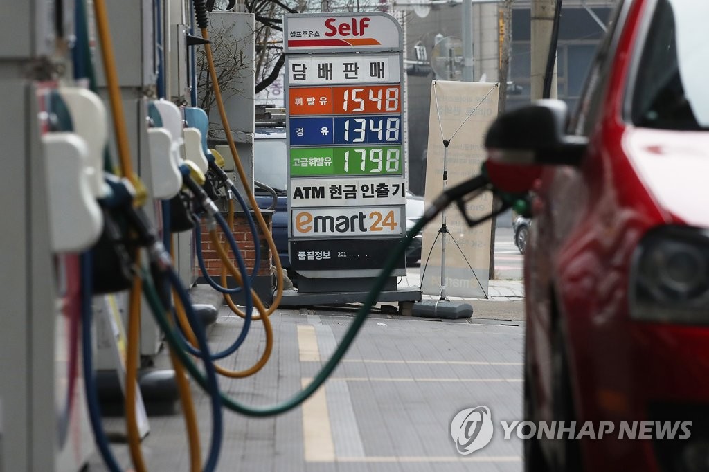 This photo, taken March 21, 2021, shows gas prices at a filling station in Seoul. (Yonhap)