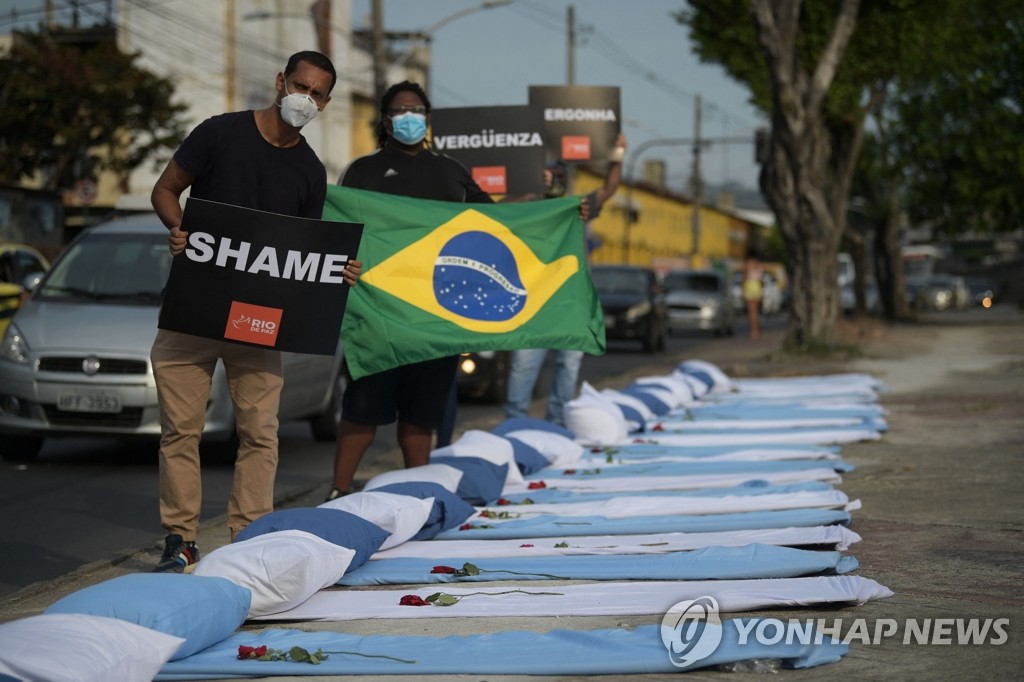 '코로나19 사망자 30만' 속 정부 규탄하는 브라질 시위대