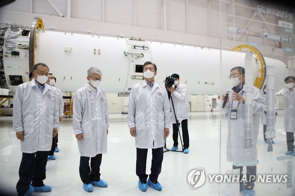 발사체 조립동 시찰하는 문 대통령