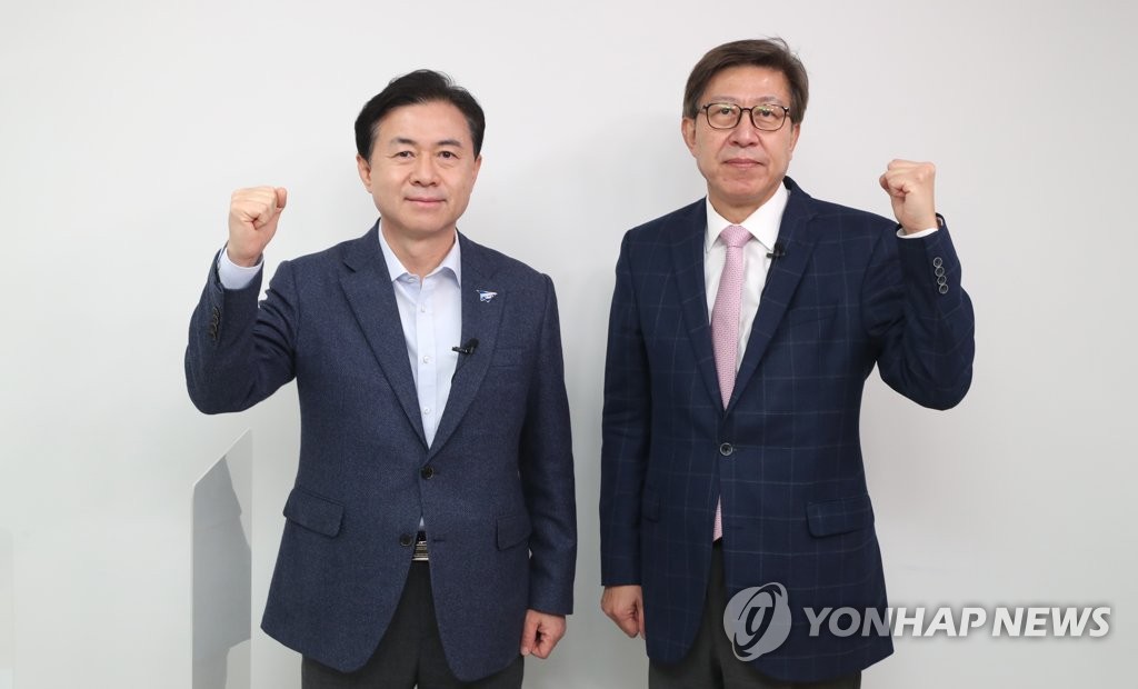 This image, provided by Busan Ilbo, shows Democratic Party candidate for Busan mayor Kim Young-choon (L) and People Power Party candidate Park Hyung-jun during a debate hosted by the newspaper on March 29, 2021. (PHOTO NOT FOR SALLE) (Yonhap)