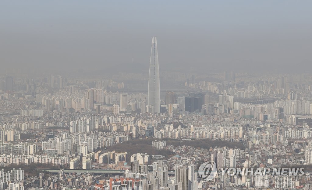 The landscape of southern Seoul appears shrouded in fine dust on March 30, 2021. (Yonhap)