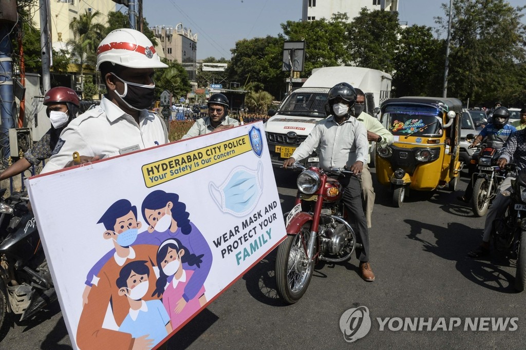 '코로나19 급증'에 마스크 쓰기 캠페인 벌이는 인도 경찰