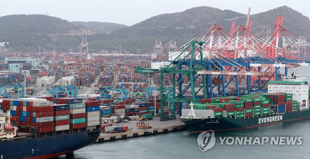 ３月は輸出が好調だった。主要貿易港の釜山港（資料写真）＝（聯合ニュース）