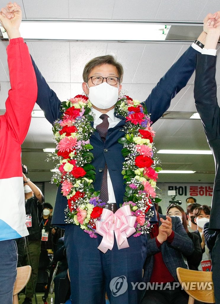 Park Heong-joon, the candidate of the main opposition People Power Party, celebrates at his election office in the southeastern port of Busan on April 7, 2021, after early returns showed he was certain to win the mayoral seat by a landslide. (Yonhap)