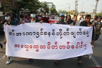 '군부 독재 반대 총파업' 현수막 든 미얀마 시위대