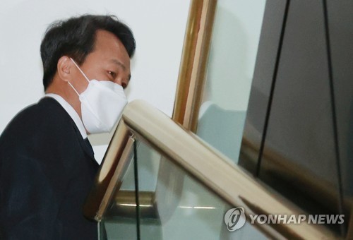 制裁審議委員会に出席する晋頭取＝２２日、ソウル（聯合ニュース）