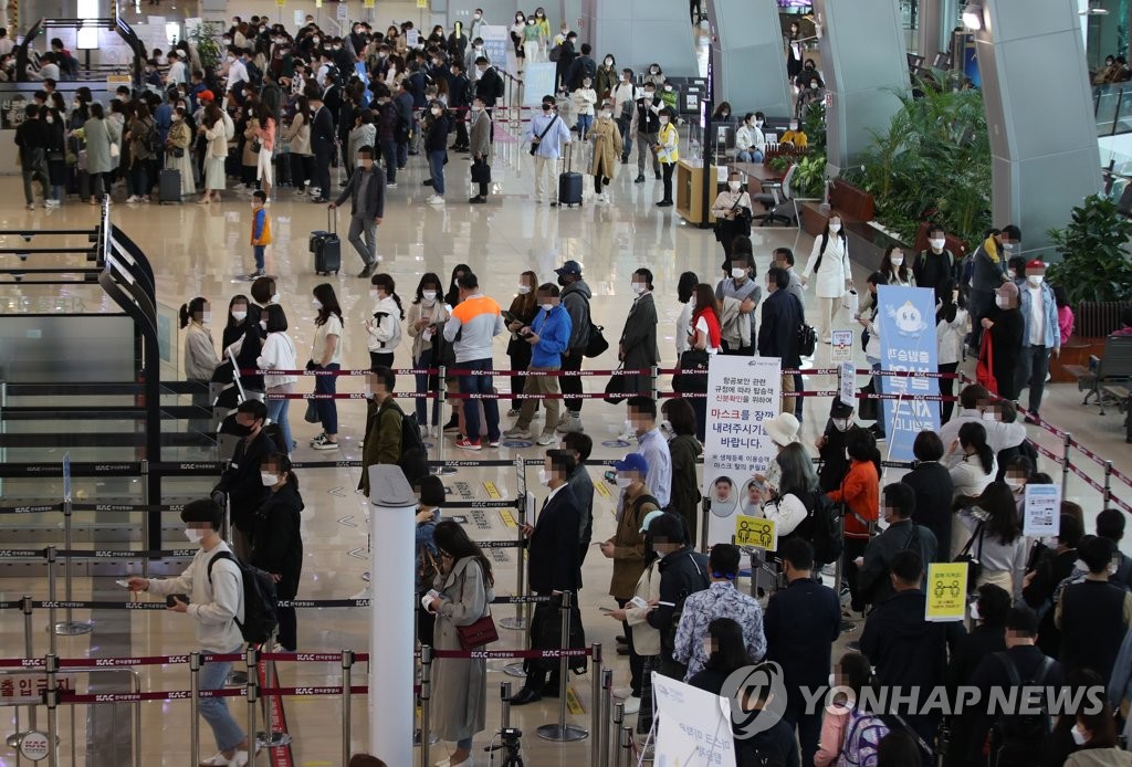 La zona de preembarque para viajes locales del Aeropuerto Internacional de Gimpo, en el oeste de Seúl, se muestra abarrotada, el 23 de abril de 2021, pese al aumento de los casos de COVID-19.