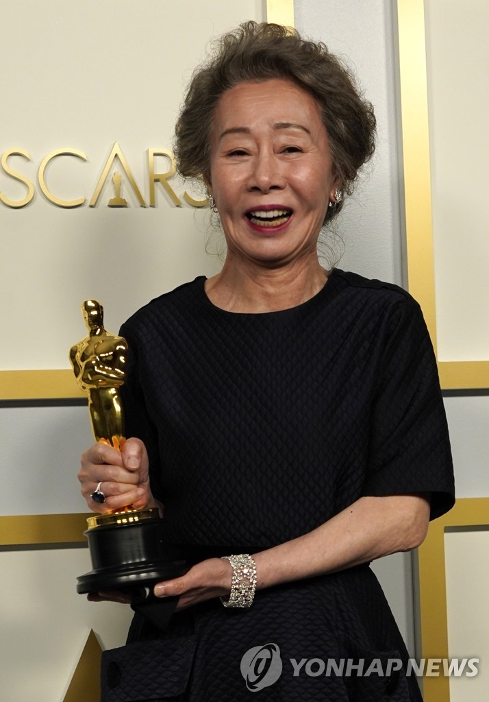 South Korean Youn Yuh-jung poses for photographers after winning best actress in a supporting role for "Minari" at the 93rd Oscars on April 25, 2021, in this AP photo. (Yonhap)