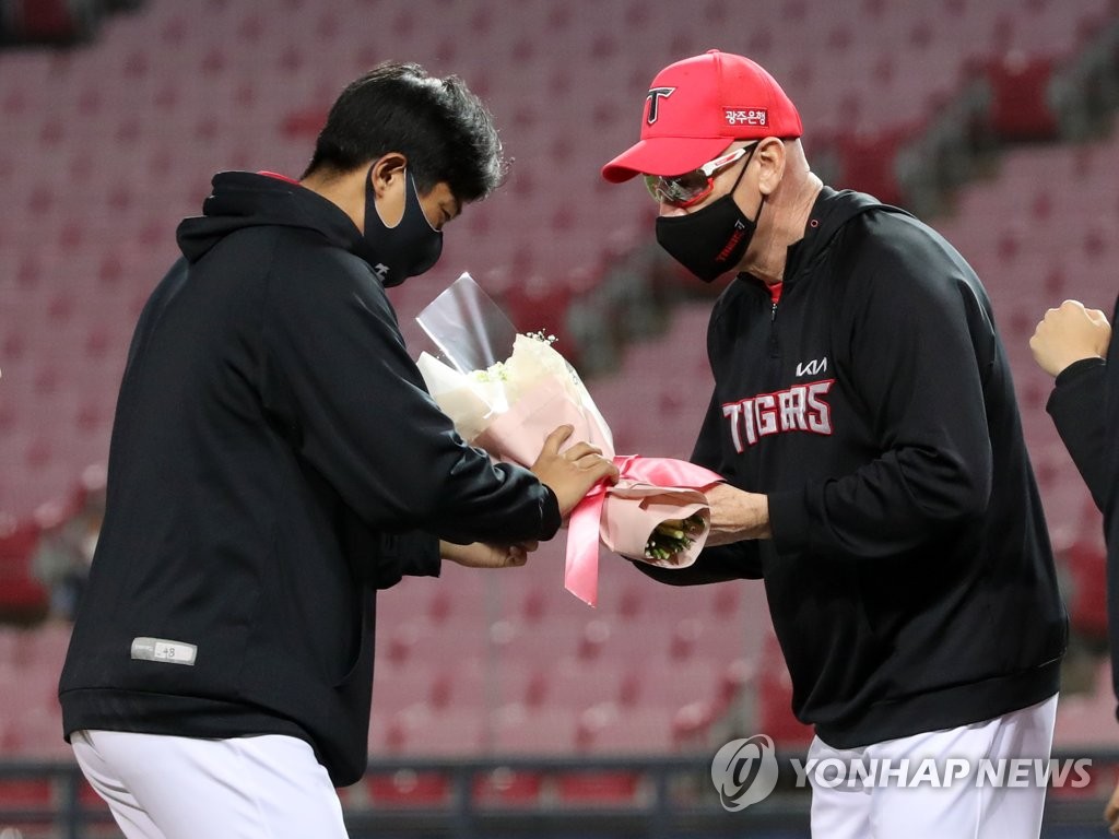 꽃다발 받는 이의리, 데뷔 첫 승 축하 | 연합뉴스