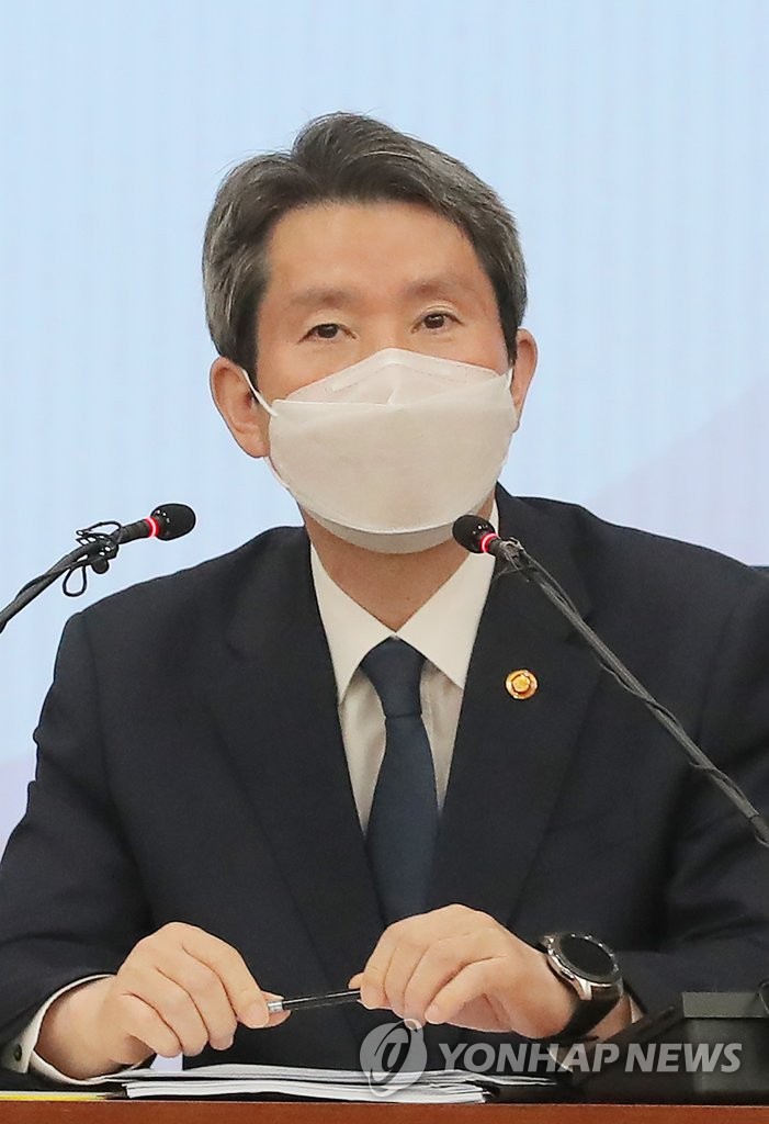El ministro de Unificación, Lee In-young, el hombre clave de Corea del Sur para las relaciones intercoreanas, ofrece una conferencia de prensa, el 29 de abril de 2021, en el edificio de la Secretaría para el Diálogo entre el Sur y el Norte, en Seúl.