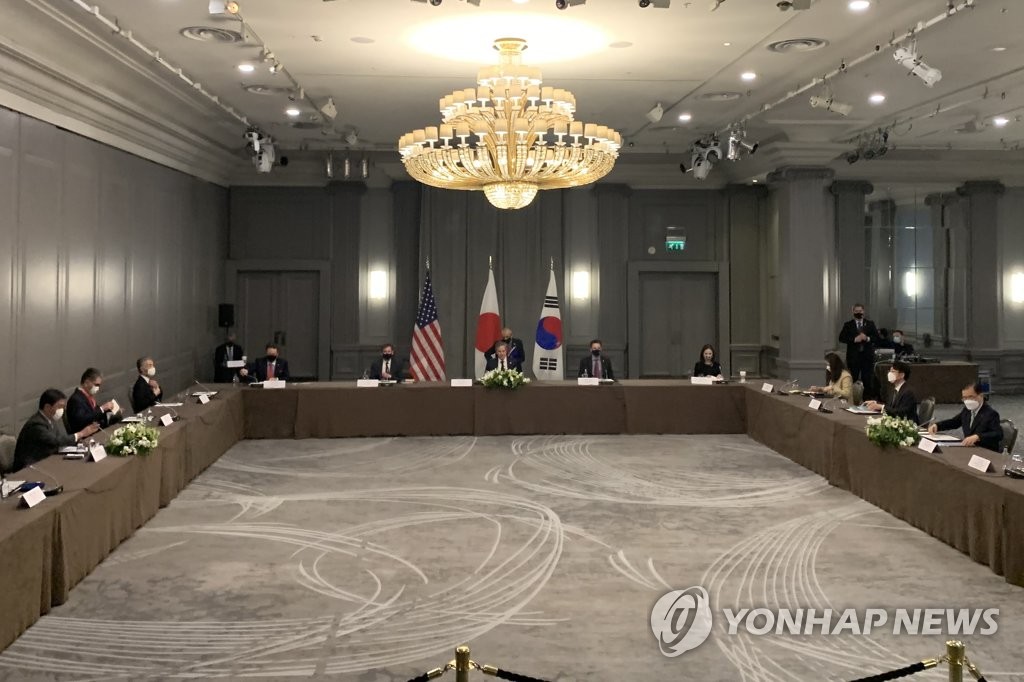 ロンドンでは韓米日外相会談も開かれた＝５日、ロンドン（聯合ニュース）