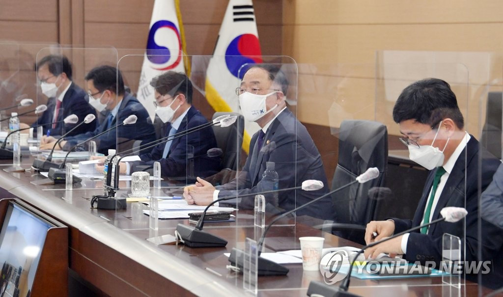 This photo, provided by the Ministry of Economy and Finance on May 10, 2021, shows Finance Minister Hong Nam-ki (C), presiding over an expanded meeting with senior ministry officials. (PHOTO NOT FOR SALE) (Yonhap)
