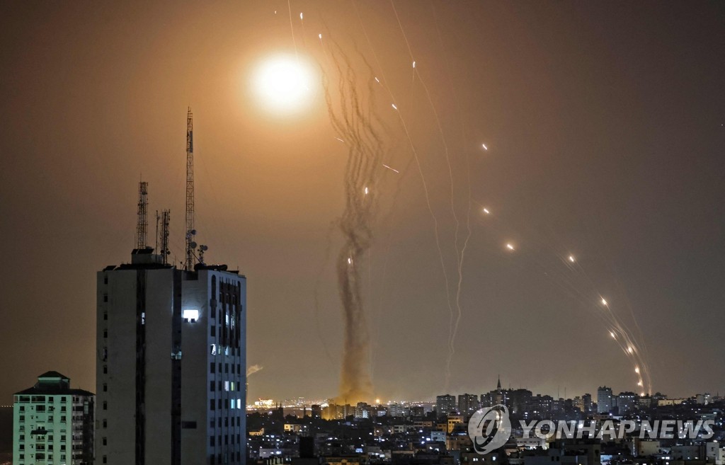 이스라엘군 아이언돔 미사일에 요격되는 하마스 로켓
