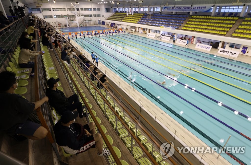 This photo taken on May 16, 2021, shows a small number of spectators watching a preliminary swimming match held at Jeju Stadium on Jeju Island to select members of the national team ahead of the Tokyo Olympics this year amid the COVID-19 pandemic. (Yonhap)