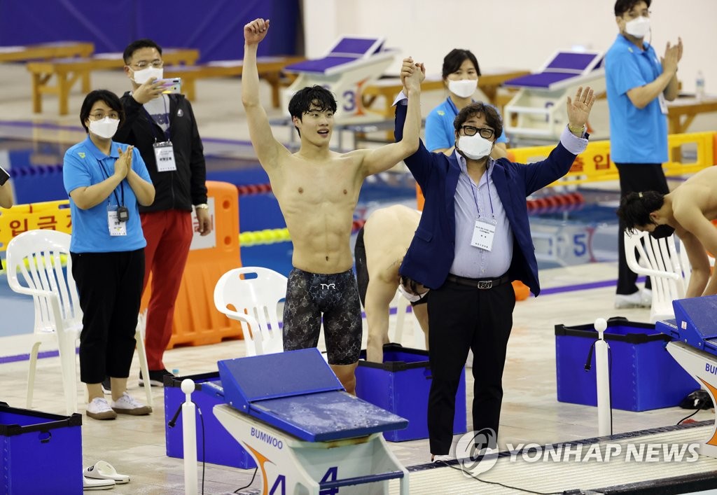 South Korean swimmer Hwang Sun-woo (C) celebrates after winning the men's 200-meter freestyle race at the national team trials with a world junior record time of 1:44.96 at Jeju Sports Complex in Jeju, Jeju Island, on May 16, 2021. (Yonhap)