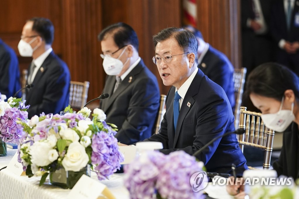 South Korean President Moon Jae-in (2nd from R) speaks during a meeting with U.S. House of Representatives Speaker Nancy Pelosi and other congressional leaders on Capitol Hill in Washington on May 20, 2021. (Yonhap)