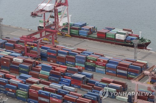 La foto de archivo, sin fechar, muestra a un montón de contenedores en un muelle en la mayor ciudad portuaria surcoreana de Busan. 