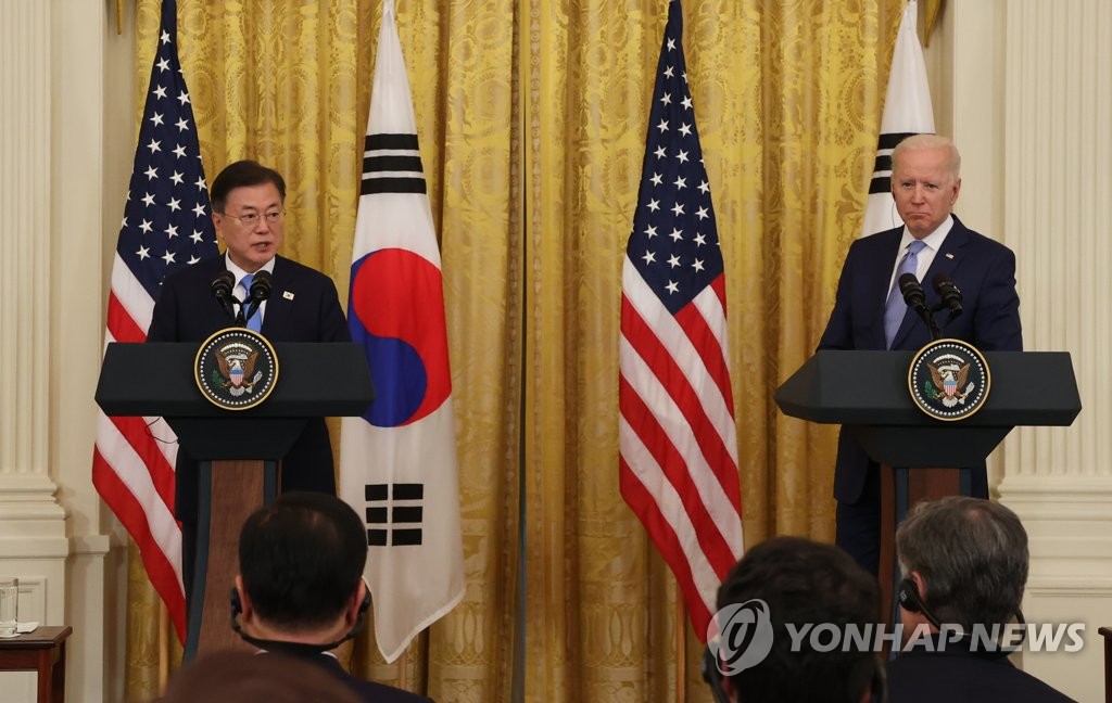 South Korean President Moon Jae-in (L) and U.S. President Joe Biden hold a joint press conference following their talks at the White House in Washington on May 21, 2021. (Yonhap)