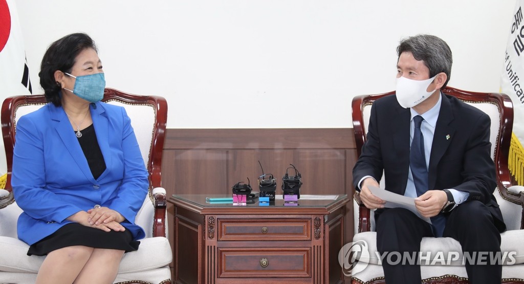 Le ministre de l'Unification, Lee In-young, et la patronne du groupe Hyundai, Hyun Jeong-eun, s'entretiennent au bureau du premier à Séoul, le mardi 1er juin 2021.