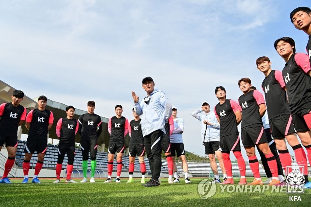 Kim Hak-bum (C), head coach of the South Korean men's Olympic football team, address his players during practice at Kang Chang-hak Stadium in Seogwipo, Jeju Island, on June 1, 2021, in this photo provided by the Korea Football Association. (PHOTO NOT FOR SALE) (Yonhap)