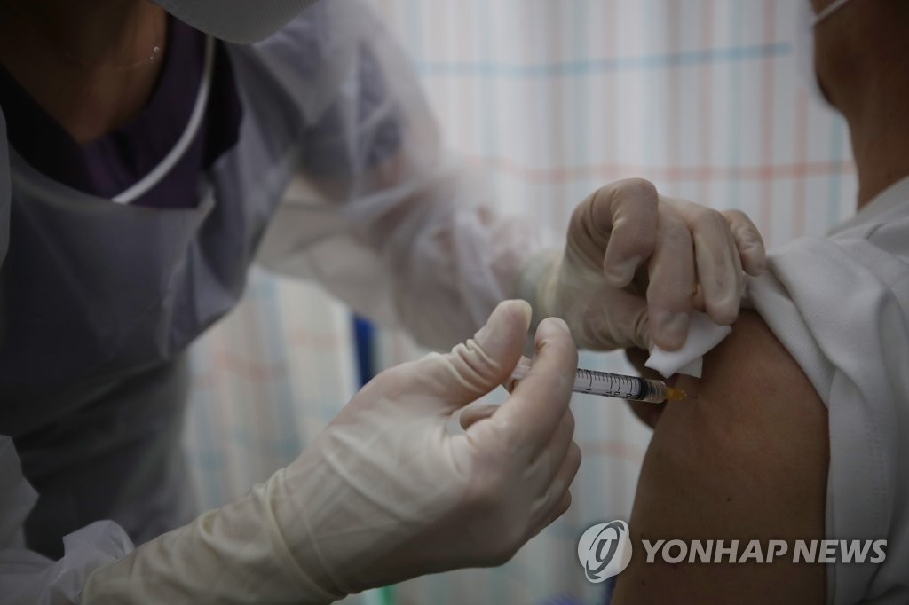 Un agent de santé injecte un vaccin contre le Covid-19 à un patient à Séoul, le 7 juin 2021.