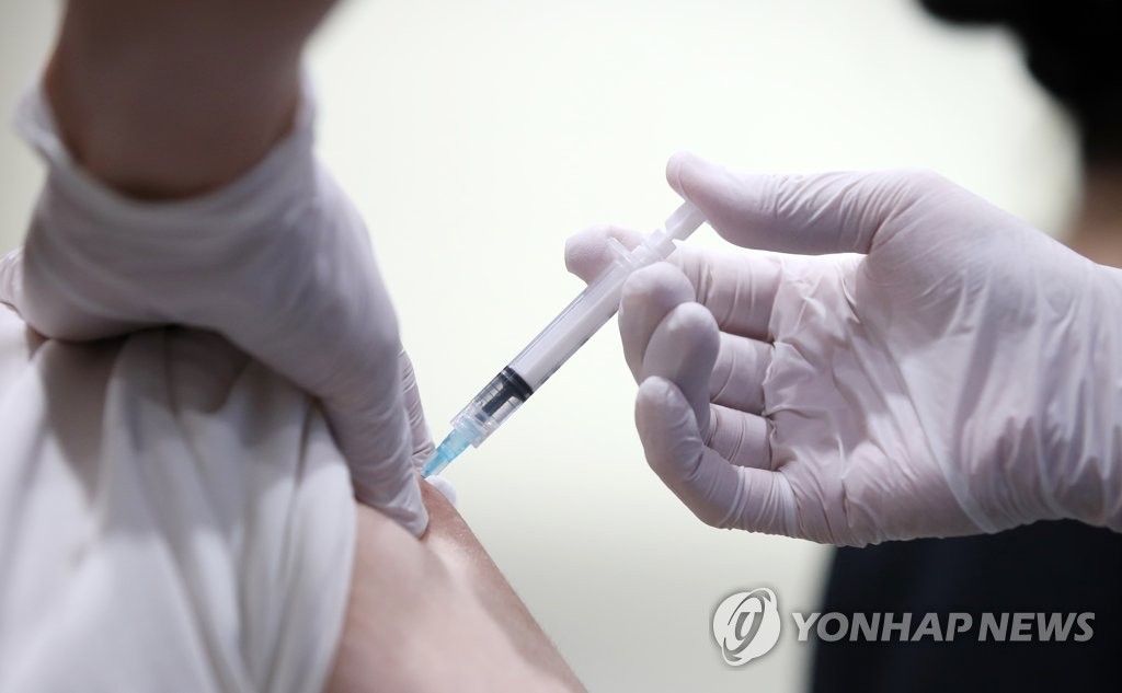 Une personne se fait vacciner contre le nouveau coronavirus (Covid-19). (Photo d'archives Yonhap) 