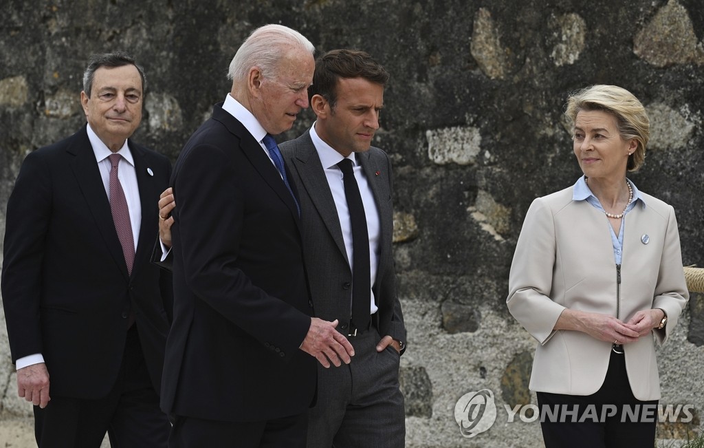 G7 정상회의 사진 촬영 후 얘기 나누는 바이든·마크롱