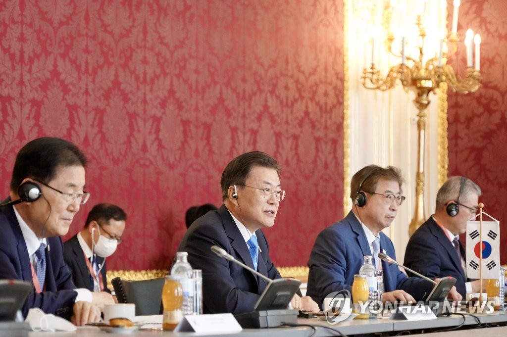 South Korean President Moon Jae-in (2nd from L) speaks during summit talks with his Austrian counterpart Alexander Van der Bellen the Hofburg Palace in Vienna on June 14, 2021. (Yonhap)