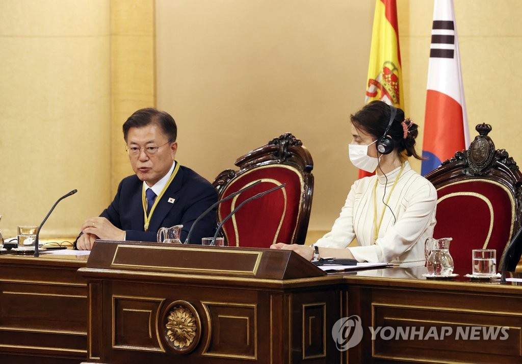 Le président sud-coréen Moon Jae-in (à g.) prononce un discours au Sénat espagnol à Madrid, le 16 juin 2021.