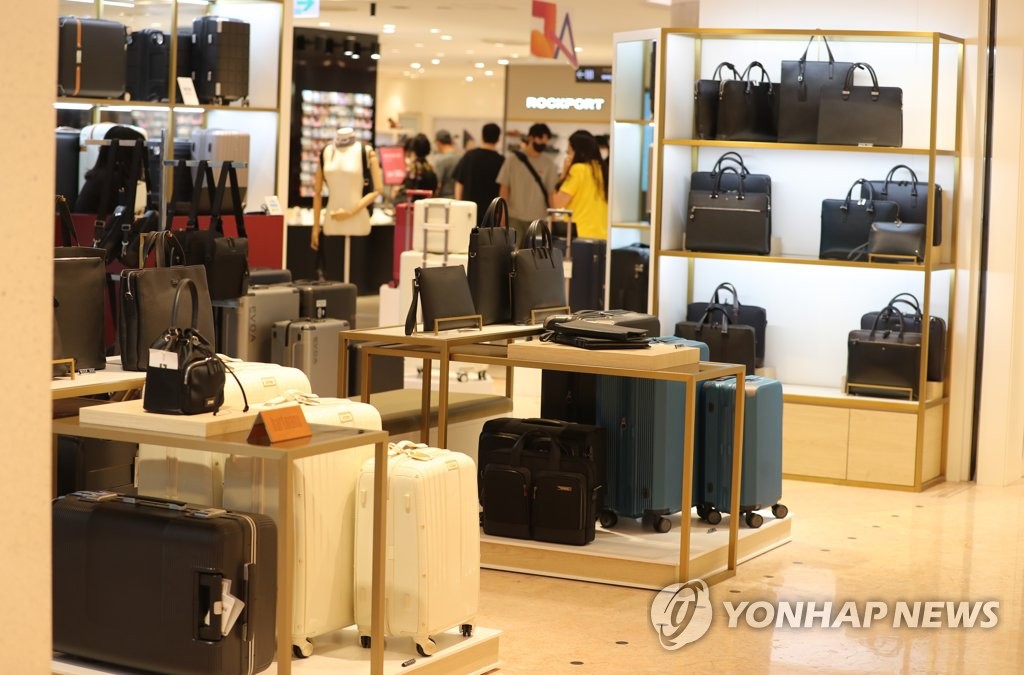 Un magasin de valises et sacs au grand magasin Lotte du centre de Séoul alors que le programme de vaccination à l'échelle nationale donne l'espoir de voyages à l'étranger plus tard cette année, le dimanche 20 juin 2021. 