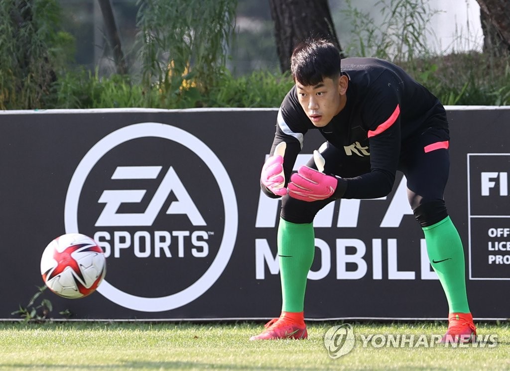 In this file photo from June 23, 2021, An Chan-gi, goalkeeper of the South Korean men's Olympic football, practices at the National Football Center in Paju, Gyeonggi Province. (Yonhap)