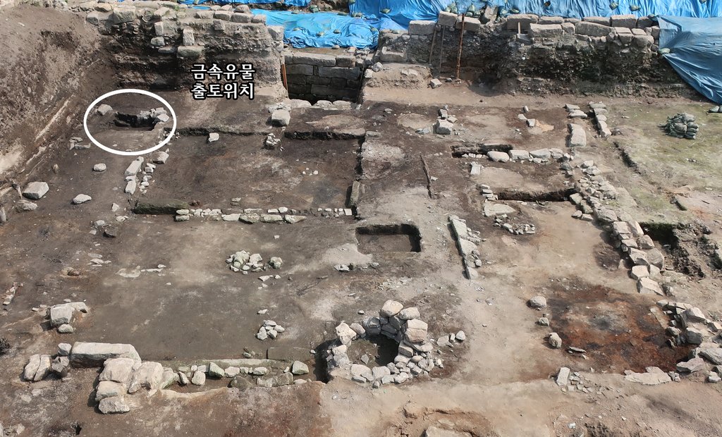 Ci-dessus, un site à Insadong, dans le centre de Séoul, où plus de 1.800 objets historiques de la dynastie Joseon ont été déterrés. Le cercle rond montre une zone où des reliques métalliques précieuses, dont des caractères métalliques ont été découverts, selon l'Administration du patrimoine culturel coréen (CHA) le mardi 29 juin 2021. (Photo fournie par la CHA. Revente et archivage interdits) 