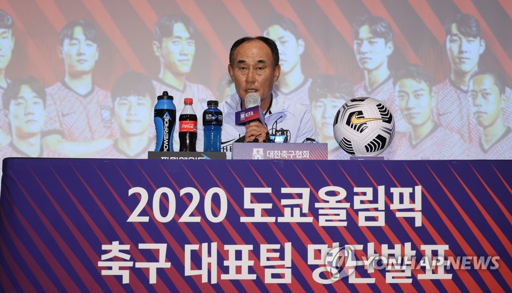 Kim Hak-bum, le sélectionneur de l'équipe olympique sud-coréenne de football masculin, annonce sa liste de 18 joueurs pour les Jeux olympiques de Tokyo lors d'une conférence de presse à Séoul, le 30 juin 2021.