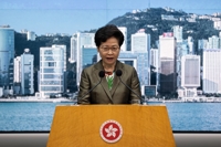 떠나는 홍콩 행정장관, 반정부 시위는 
