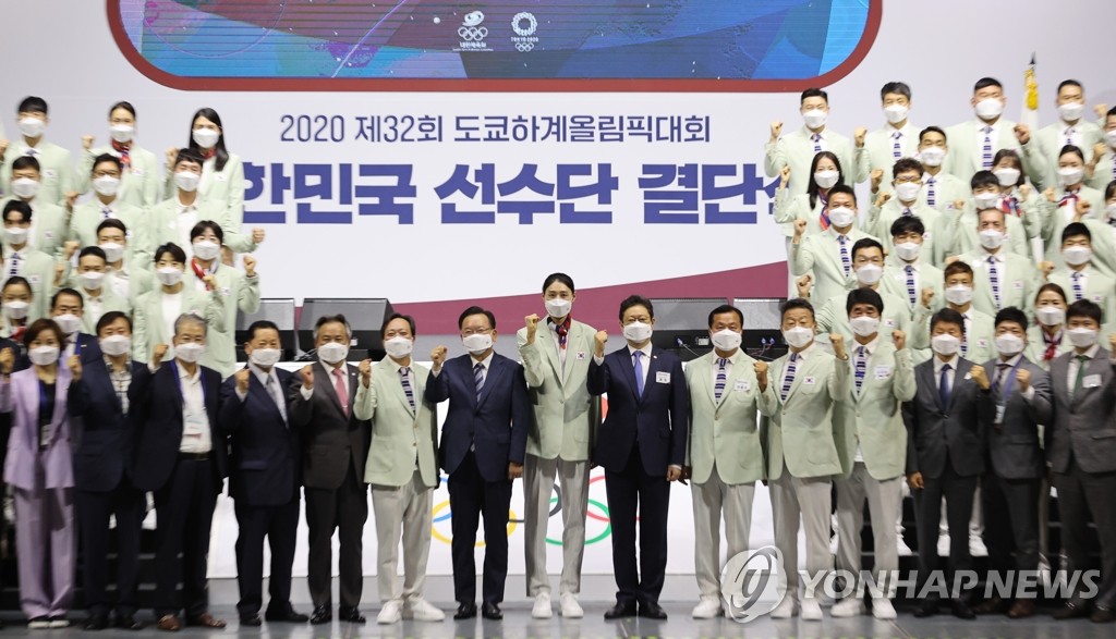 Les membres de la délégation sud-coréenne des Jeux olympiques d'été de Tokyo posent pour des photos au parc olympique de Séoul, le 8 juillet 2021. 