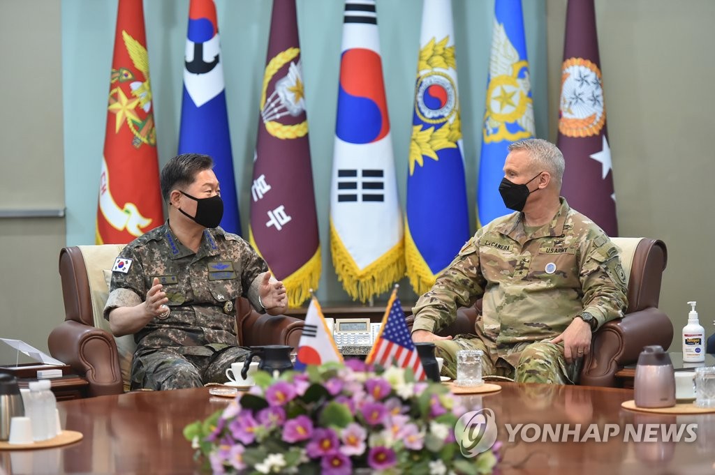Le chef d'état-major interarmées (JCS), le général Won In-choul (à g.), s'entretient avec le commandant des Forces américaines en Corée du Sud (USFK), le général Paul LaCamera, au siège du JCS à Séoul, le mardi 13 juillet 2021. (Photo d'archives Yonhap) 