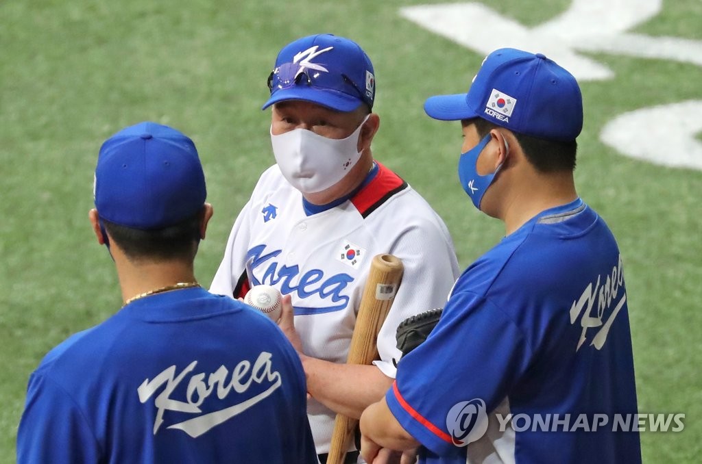 Kim Kyung-moon (C), manager of the South Korean national baseball team, speaks with catchers Kang Min-ho (L) and Yang Eui-ji during practice for the Tokyo Olympics at Gocheok Sky Dome in Seoul on July 21, 2021. (Yonhap)