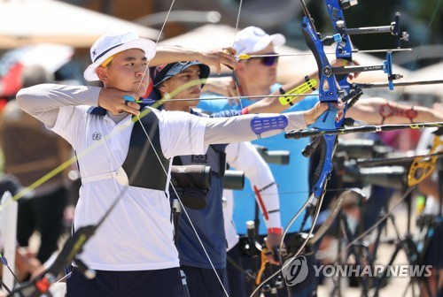 South Korean archer Kim Je-deok competes in the men's ranking round at the Tokyo Olympics at Yumenoshima Park Archery Field in Tokyo on July 23, 2021. (Yonhap)
