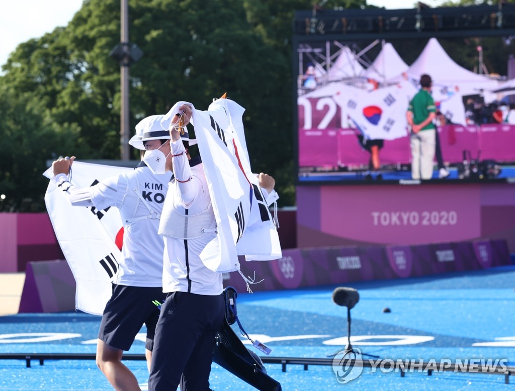 決勝後、韓国国旗を掲げる金と安＝２４日、東京（聯合ニュース）