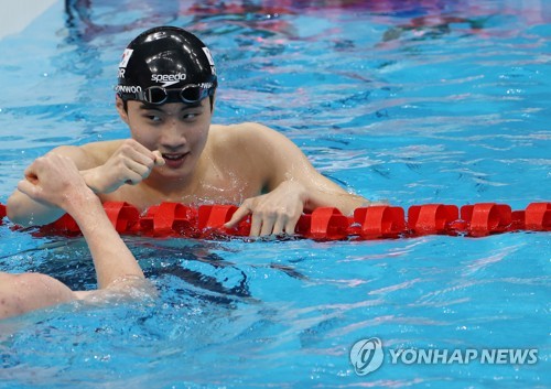 JO de Tokyo : un adolescent bat le record national et remporte les séries du 200m nage libre